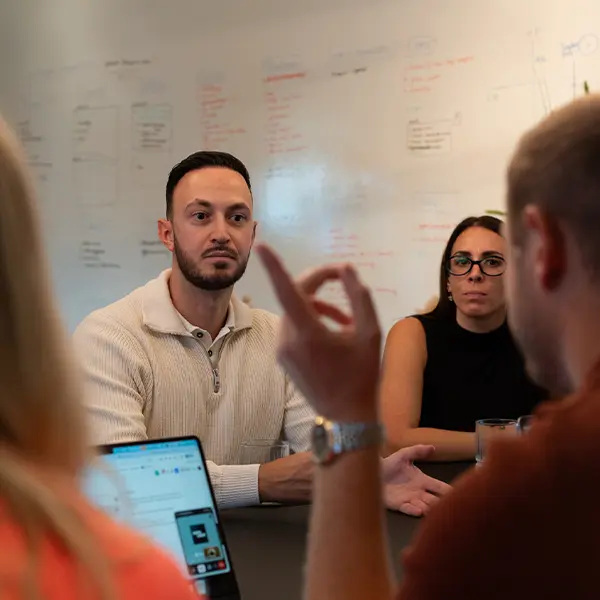 Anthony et Margaux de Digital Leader en réunion stratégique