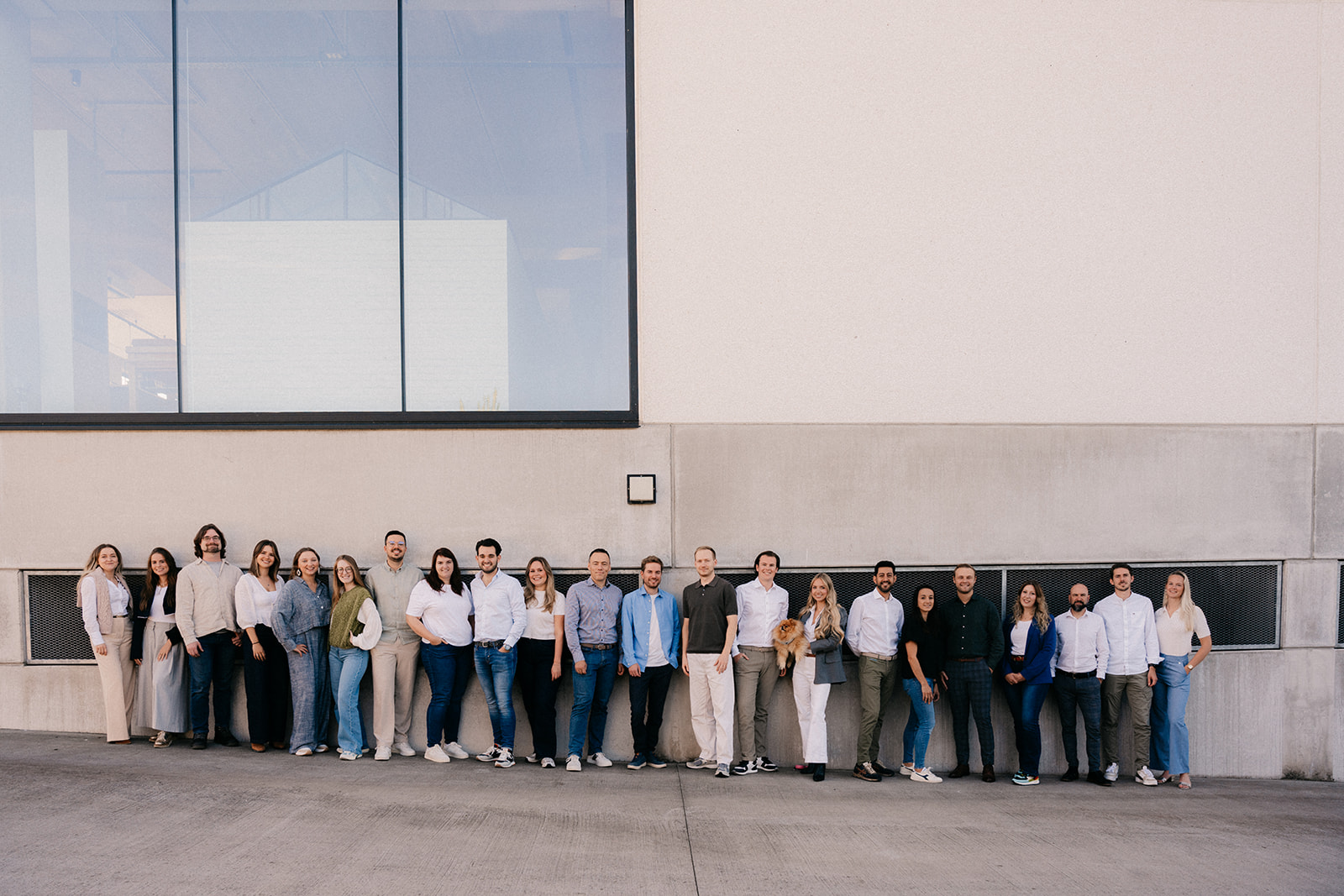Het volledige team van Digital Leader in een groepsfoto buiten het HQ gebouw in Haaltert