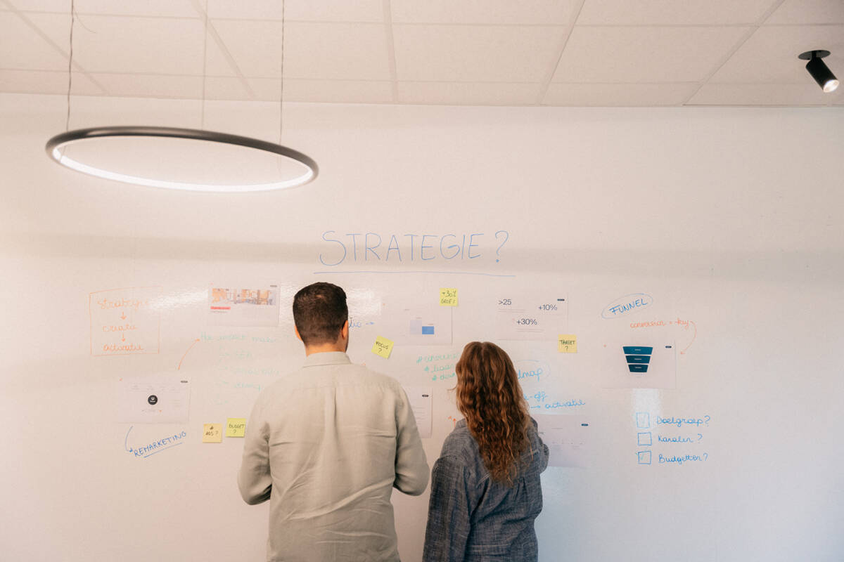 Digital Leader Medewerkers van Digital Leader zijn diep in een strategie aan het duiken