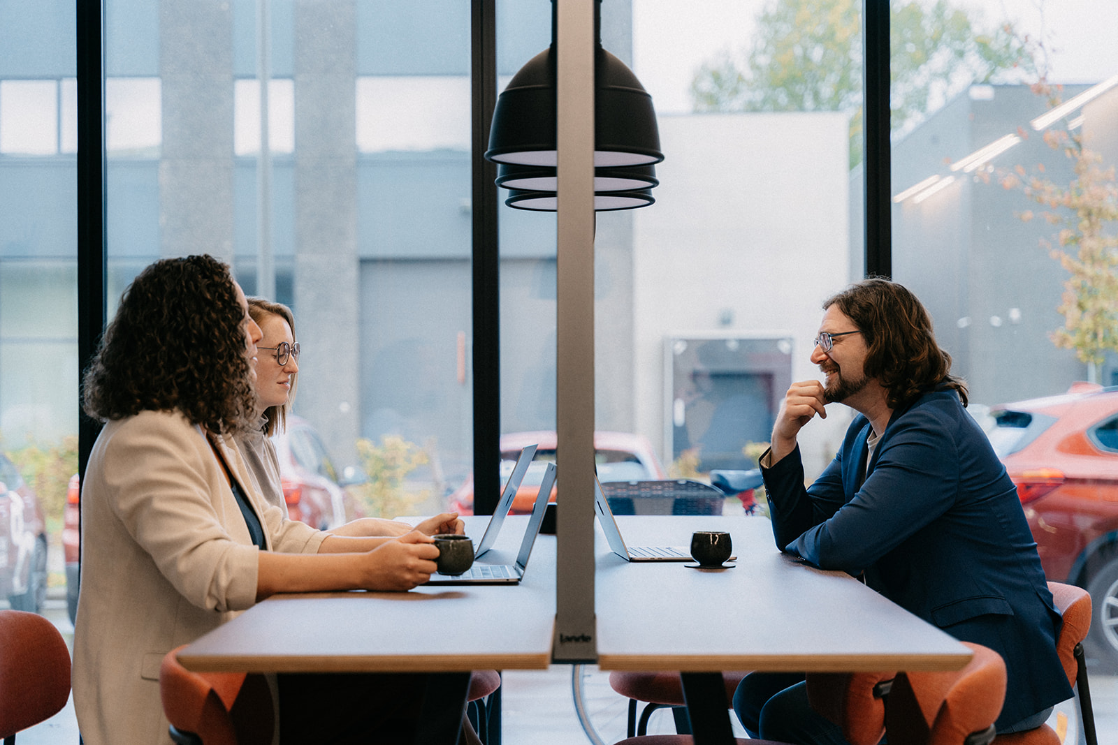 Overleg tussen medewerkers van Digital Leader