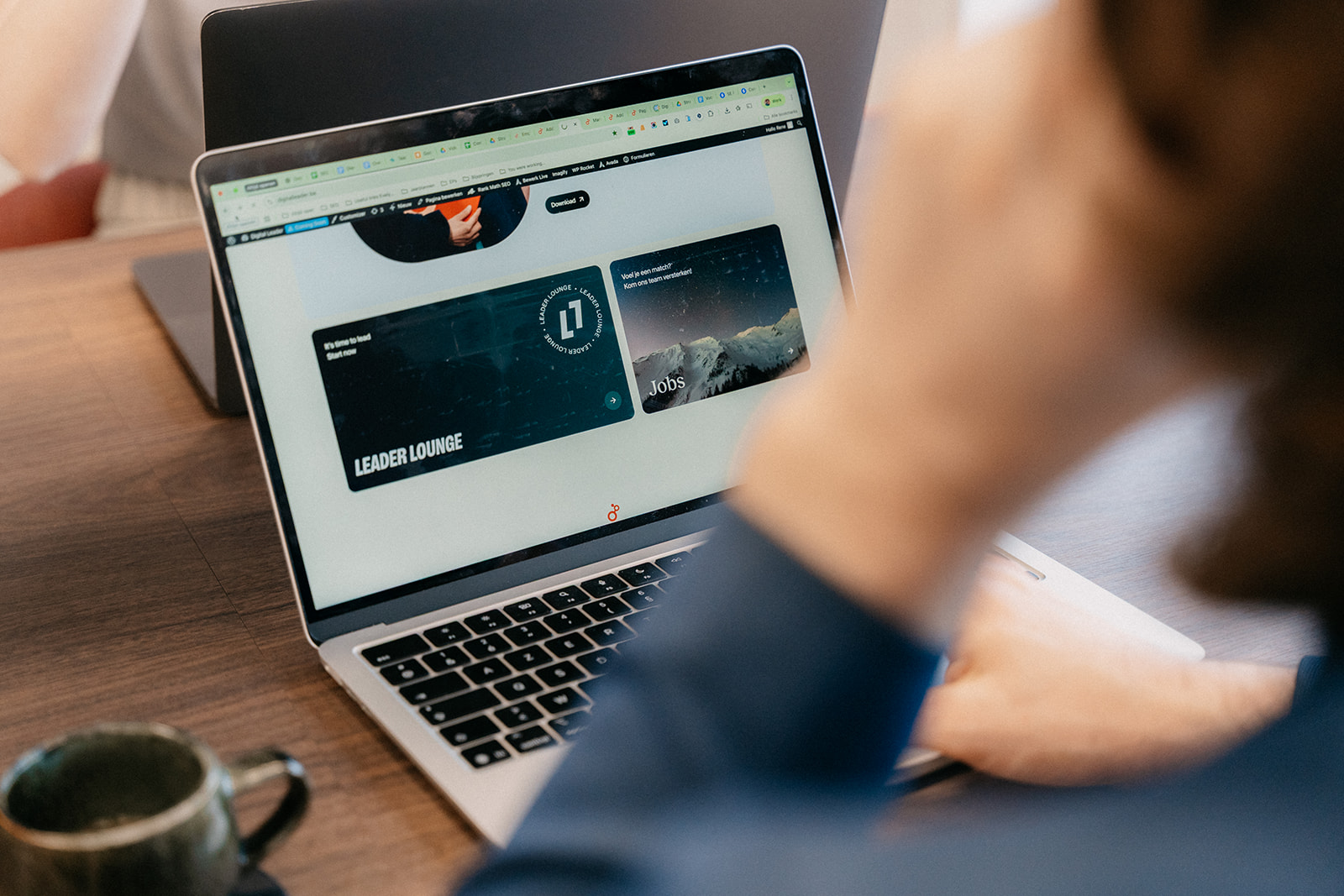 Digital Leader Een medewerker van Digital Leader werkt aan onze nieuwe website om die helemaal in de juiste online branding te gieten