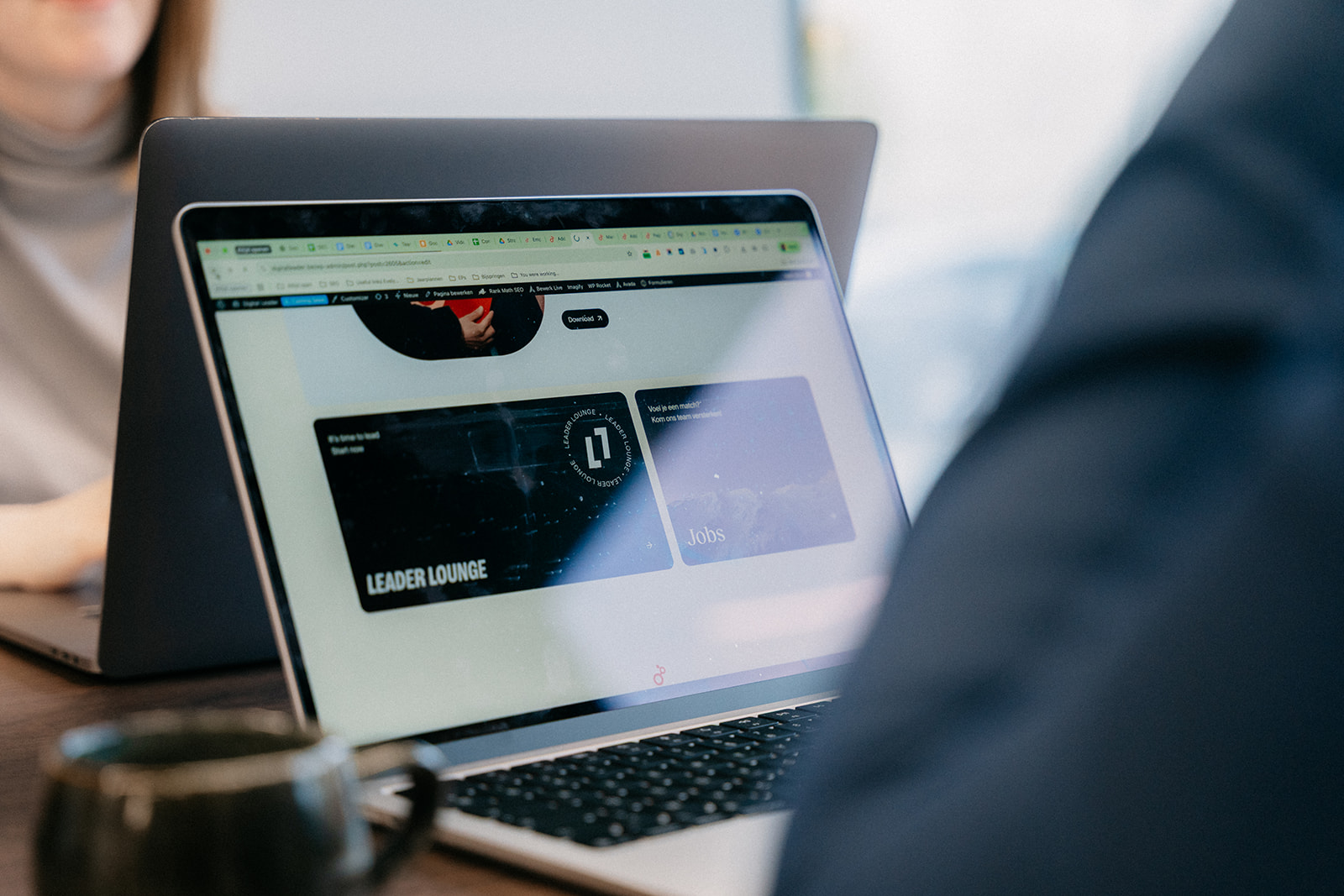 Digital Leader Een medewerker van Digital Leader bewerkt onze website